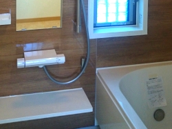 冷たいタイル床だったお風呂は、水はけの良い温かいユニットバスに。浴室換気乾燥暖房機も設置しました。