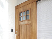 玄関には、木製の大きな引き戸を採用。省スペースと使いやすさ、落ち着き感と色々な効果を狙っています。